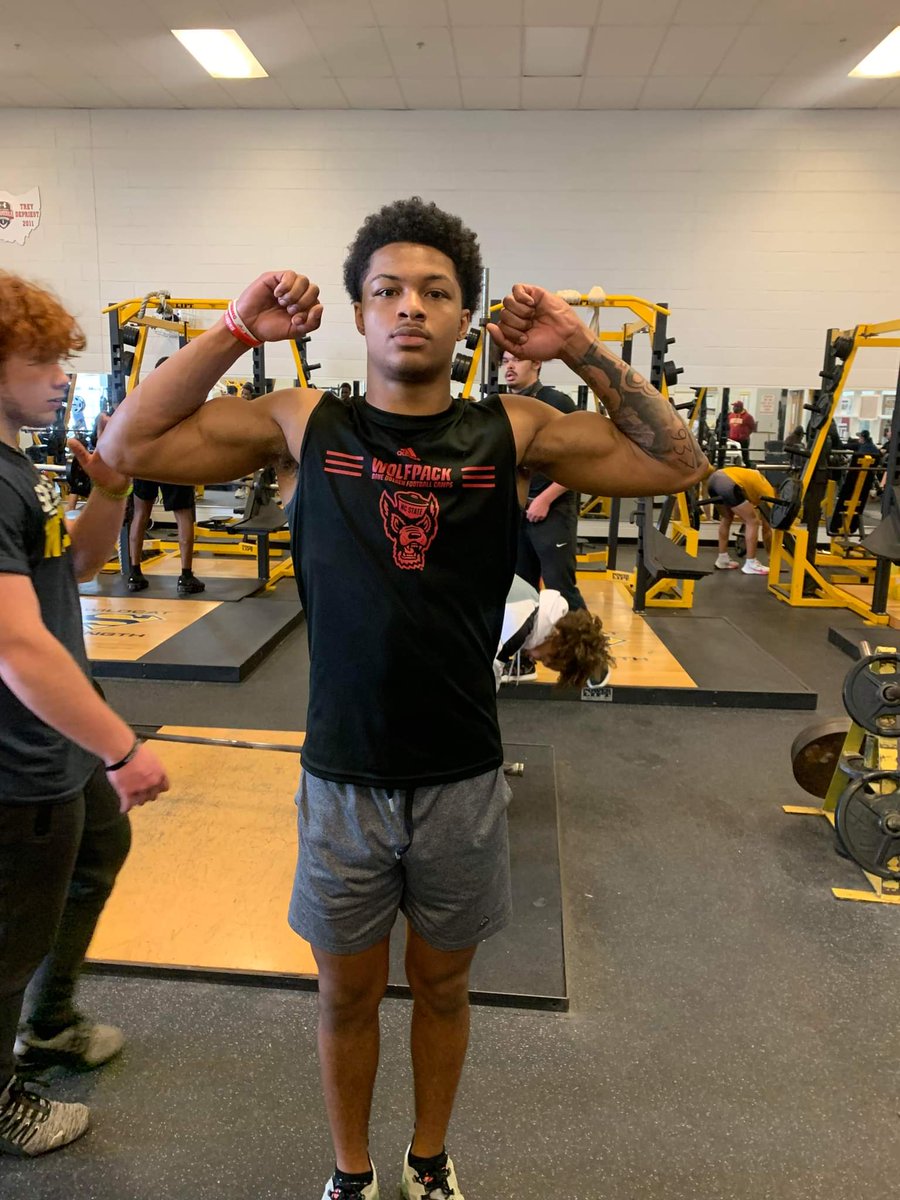 SmootTeSean's tweet photo. Been getting after it in the weight room. Track season on the way! #CatsTrack @JSUGamecockFB https://t.co/xLP7rqn75l