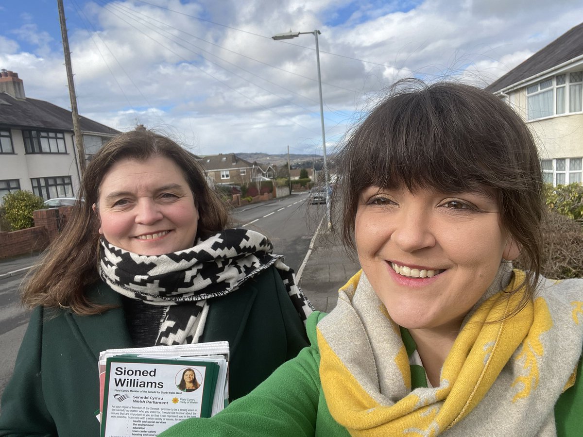 Sioned_W's tweet photo. A sunny but cold afternoon meeting residents in #Cimla and discussing their concerns. But a very warm response for @MeganPoppyLloyd - @Plaid_Cymru candidate for #Neath South ward in May's NPT council election. https://t.co/5ffDEYUVEB