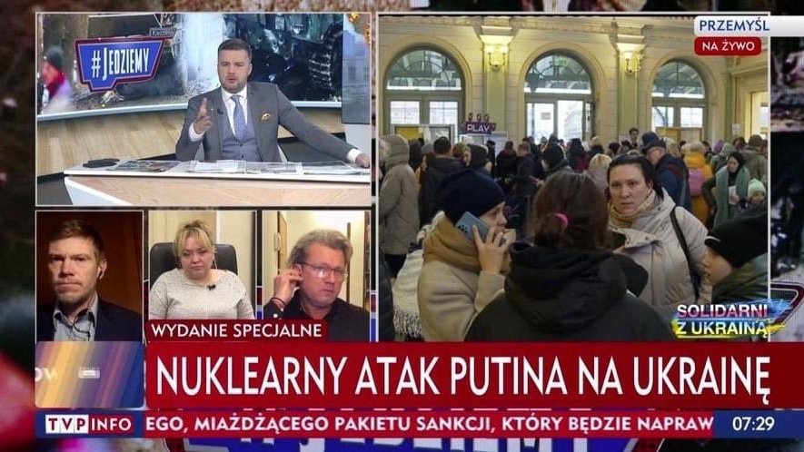 Pasek w #TVP jest skandaliczny. Sugeruje wprost atak bronią ☢️ na #Ukrainę, a więc niewidzianą od II WŚ eskalację wojny. 🇷🇺, mimo całego barbarzyństwa inwazji, się do tego nie posunęła. Oby nigdy tego nie zrobiła.

Jest to #dezinformacja, która mogła wywołać masową panikę w 🇵🇱.