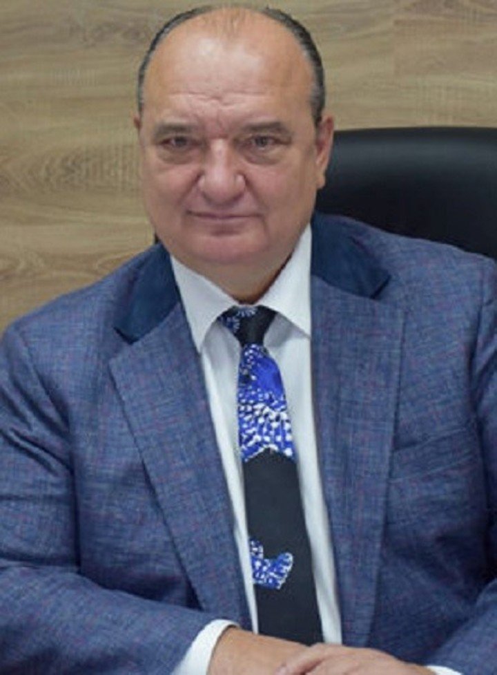 Se llamaba Vladimir Struk y era el alcalde de Kreminna con 23.000 habitantes al sudeste de Ucrania. Era partidario de sentarse a negociar con Rusia. Fue secuestrado y asesinado por batallones neonazis. Esto ocurre cuando se da armas a milicias paramilitares de extrema derecha.