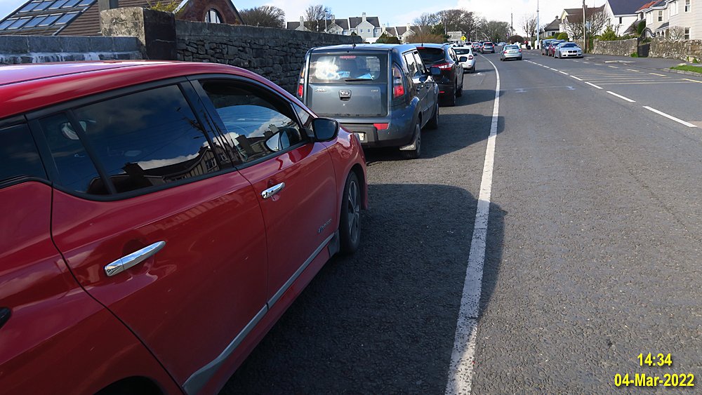 cosaingalway's tweet photo. .@GalwayCityCo this has been going on since the decorative #ThreadneedleBikeLane was created with a can of white paint.
Please sort it out.
Cc @niall_mcnelis @niallgalway @CloHiggins @EddieHoareFG https://t.co/MNoVgwVTUE