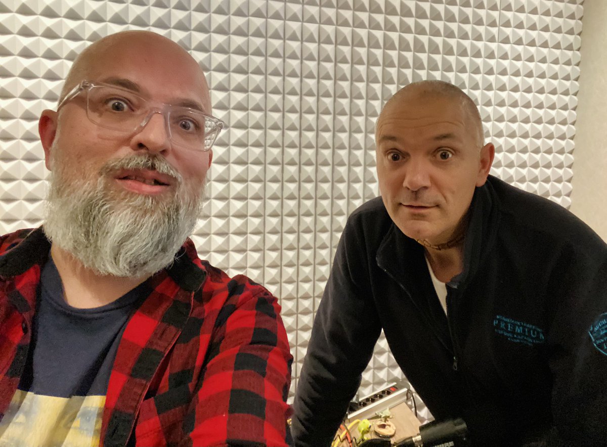 geekkiraly's tweet photo. Ismét zenei vizekre hajóztunk a szigetről Balázs Gergely hegedűművésszel és kicsit kielemzünk pár nagyon híres filmzene témát. Plusz zenélünk is! 🤭

https://t.co/7ri6inasYc https://t.co/8kwobgmW2o