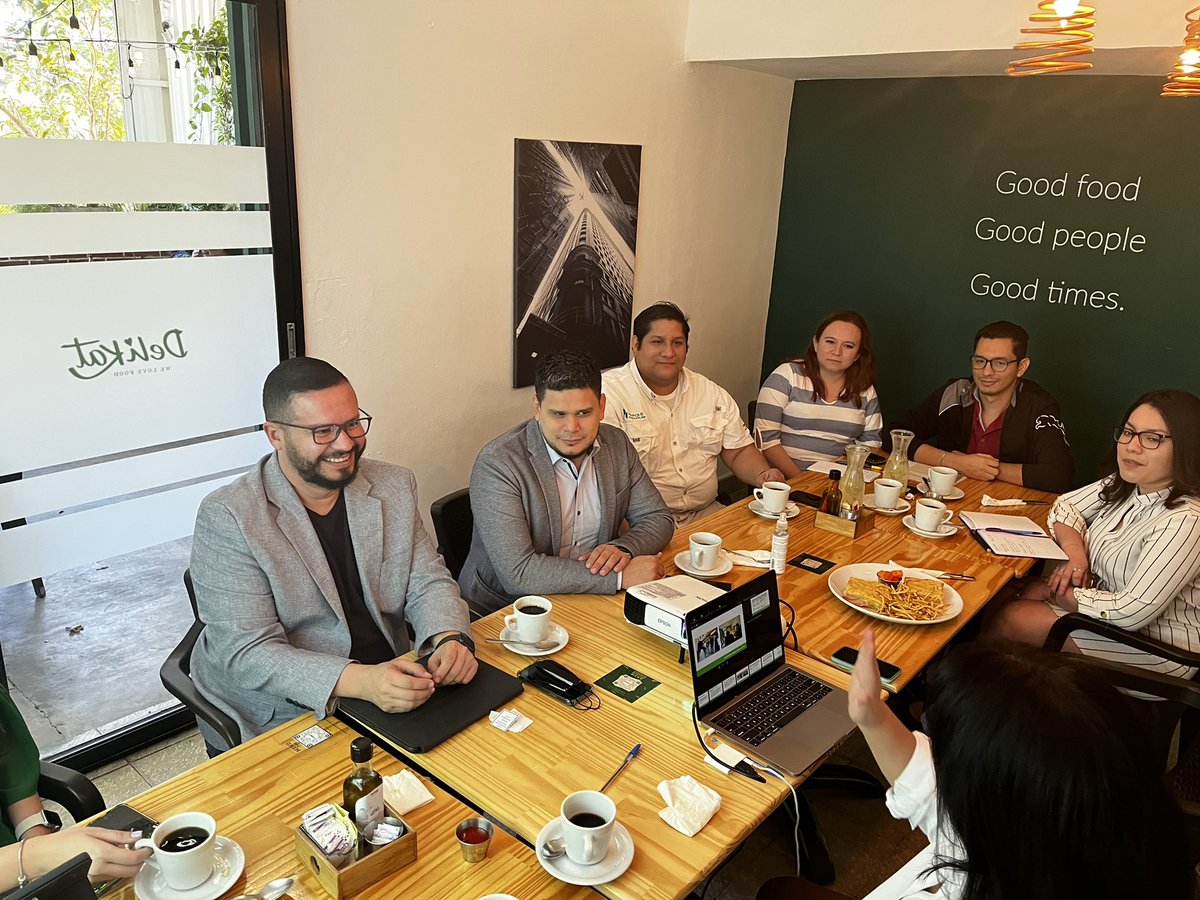 ManuelJoachin's tweet photo. Esta mañana junto con @ClearkVillatoro @MayulyFerrufino @JuarezSack y otros funcionarios sostuvimos la reunión del Comité de Trabajo Conjunto entre #FUNDAPARC y @alcaldia_ss para planificar acciones en favor del @ParqueCuscatlan https://t.co/hUE11ARkGU