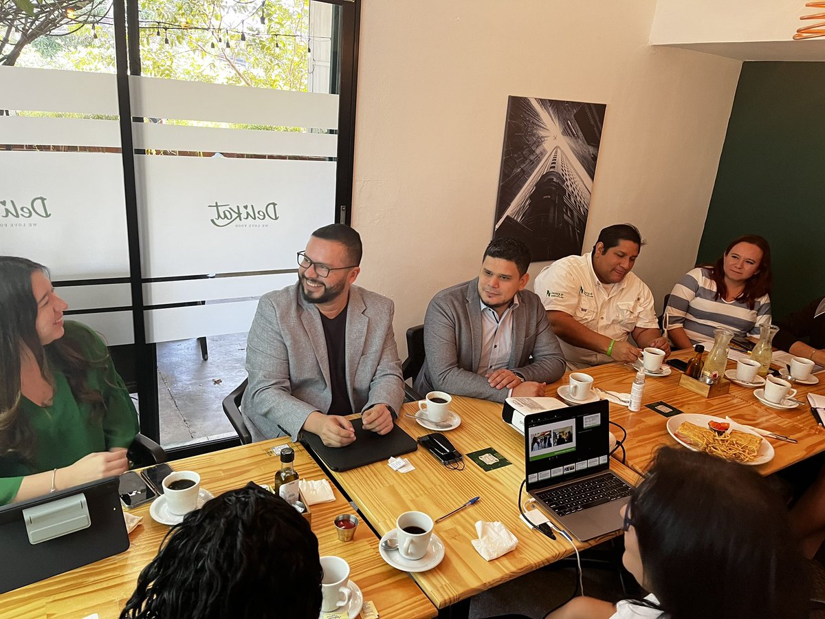 ManuelJoachin's tweet photo. Esta mañana junto con @ClearkVillatoro @MayulyFerrufino @JuarezSack y otros funcionarios sostuvimos la reunión del Comité de Trabajo Conjunto entre #FUNDAPARC y @alcaldia_ss para planificar acciones en favor del @ParqueCuscatlan https://t.co/hUE11ARkGU