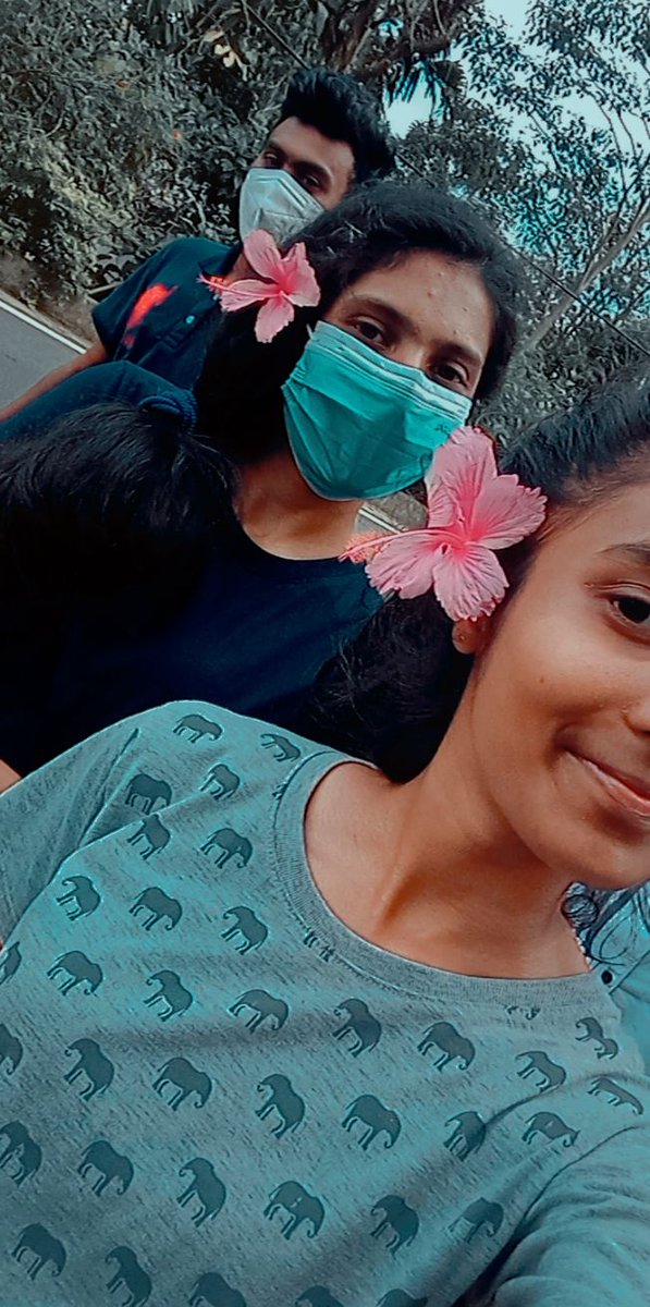 kaveesh1_h's tweet image. ඔයාගෙ හීනත් ලොකු ඇති. 
&quot;ඕව අපිට ගන්න බෑ&quot;
&quot;හීන විතරයි&quot;
&quot;අපිට කොහෙන්ද බූල් බල්ලො&quot;
කට්ටිය කියනව ඇති.
මේ වෙද්දි සාක්කුවෙ තියෙන ගාන,
ඔයාට මතක් වෙනව ඇති.
අමතක කරන්න 
ඒ හැමදේම 
ඔබේ ජයග්‍රහණයම 
විශ්වාස කරන්න