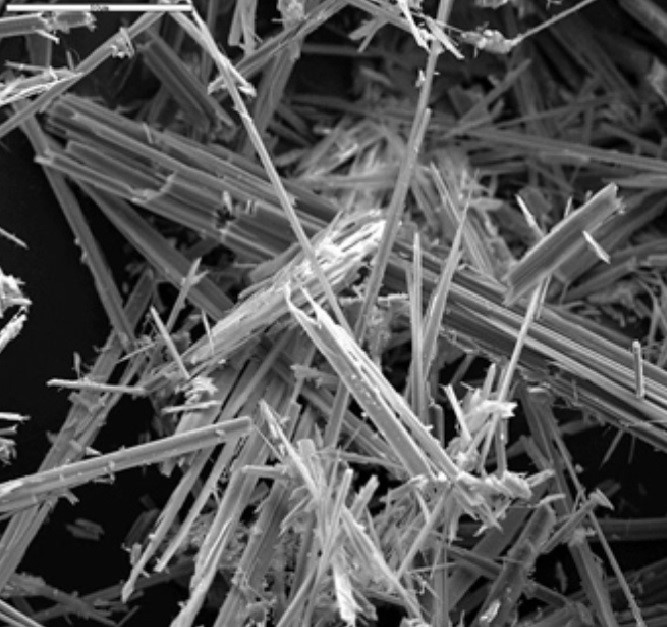 #RGSles #5

Asbest werd gewonnen uit gesteenten met daarin mineralen. Deze bestaan uit taaie vezels; de asbestvezels. Asbest bestaat uit 2 soorten: de ‘spiraal’ vezel en de ‘rechte’ vezel. Deze vezels kunnen zo klein worden dat ze niet meer met het blote oog te zien zijn.