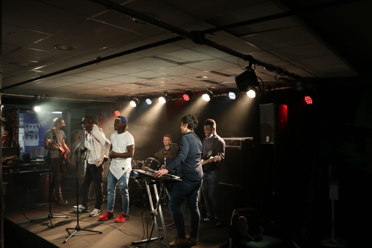 L'ASSOCIATION RÉNOVATION À BARBEY✨

L’<a href="/AssoRenovation/">Association Rénovation</a> et la Rock School #Barbey ont accueilli un groupe de jeunes désireux d’apprendre la musique. 3 soirées d'initiations qui se sont conclues par un petit concert en bonne et due forme !💪

+d'infos : bit.ly/36QECJB