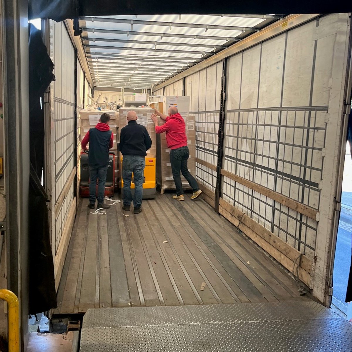 [SOLIDARITÉ 🇺🇦] Le CHRU de Nancy se mobilise en envoyant du matériel médical en Pologne : masques, gants, blouses, médicaments, respirateurs, brancards, etc.💪Le camion est prêt à prendre la route🚚 @Grand_Nancy @RESEAUCHU