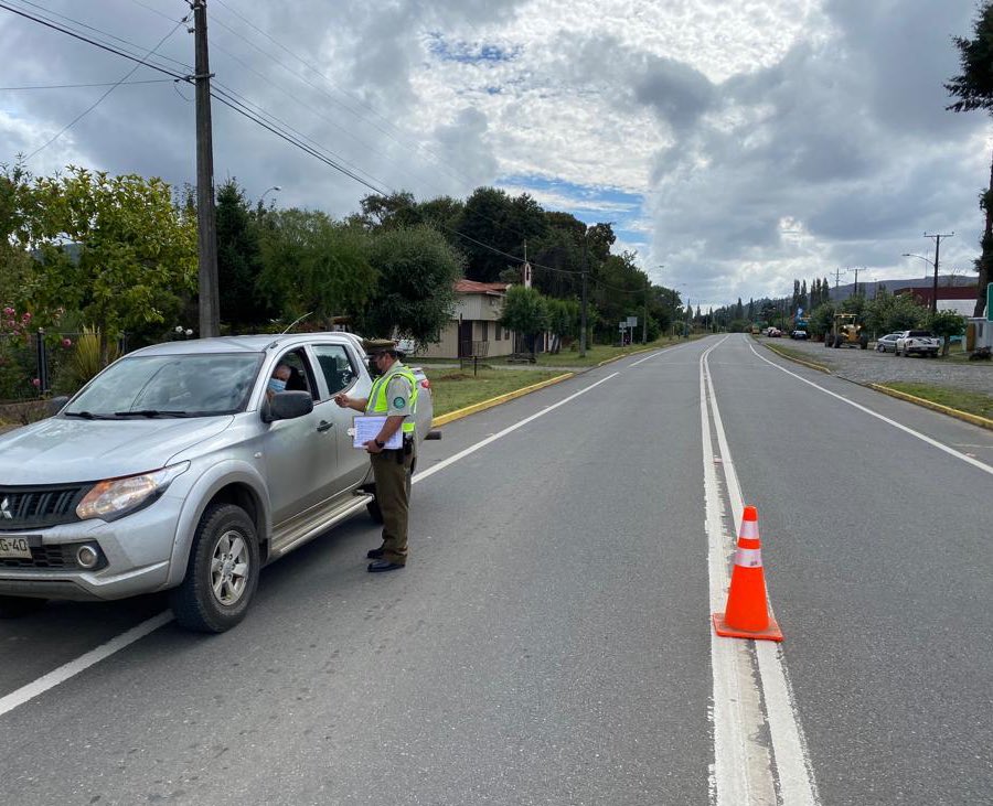 CarabAraucania's tweet photo. Carabineros del Retén #Comuy realizan controles vehiculares en la ruta S-70 entregando seguridad y recomendaciones a los conductores que regresan de sus vacaciones a la zona. #CarabinerosDeTodos #LaPrevenciónEsNuestraEsencia https://t.co/7wp309JE4a