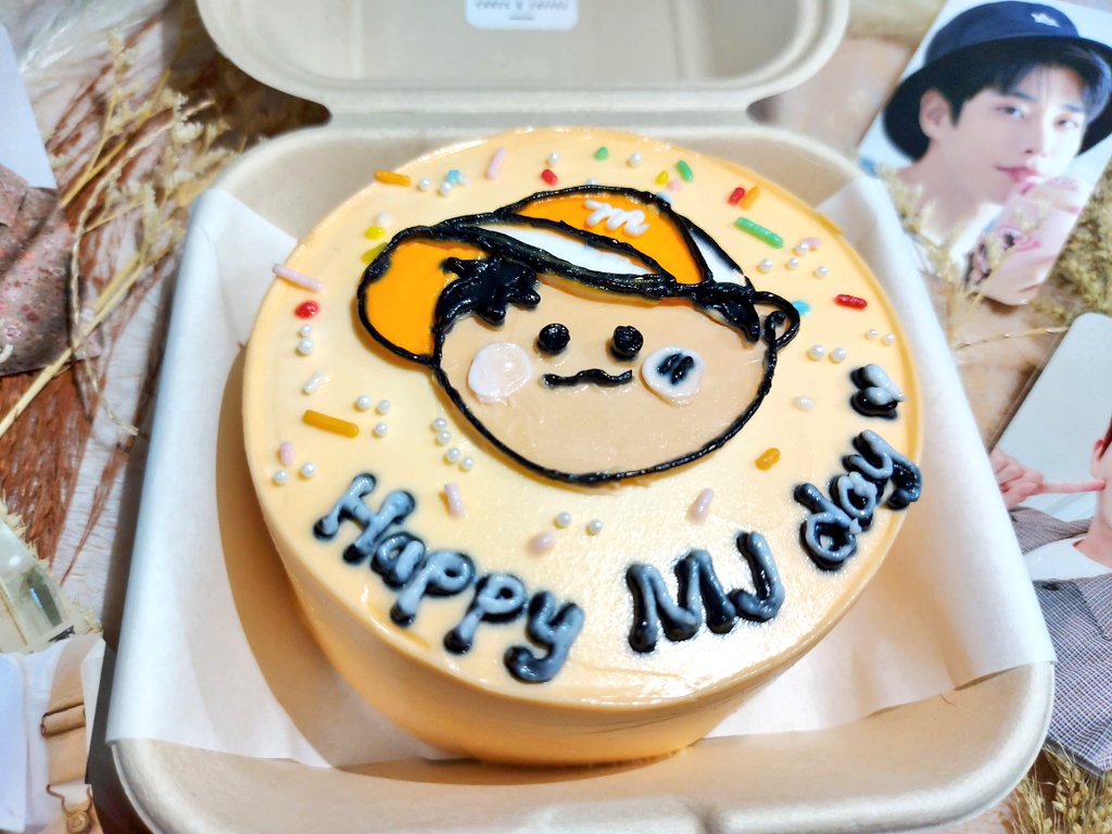 __myungbinnie's tweet photo. Happiest 29th Birthday to a very special guy who is simply gorgeous. I wish you all the health and happiness today and always. I hope you get everything that your heart desires this year!

I love you, Kim Myung Jun! 🧡

#MJ #엠제이 #HappyMJDay #똑똑똑_오늘_MJ생일인데요_계세요 https://t.co/amN4Z3si6E