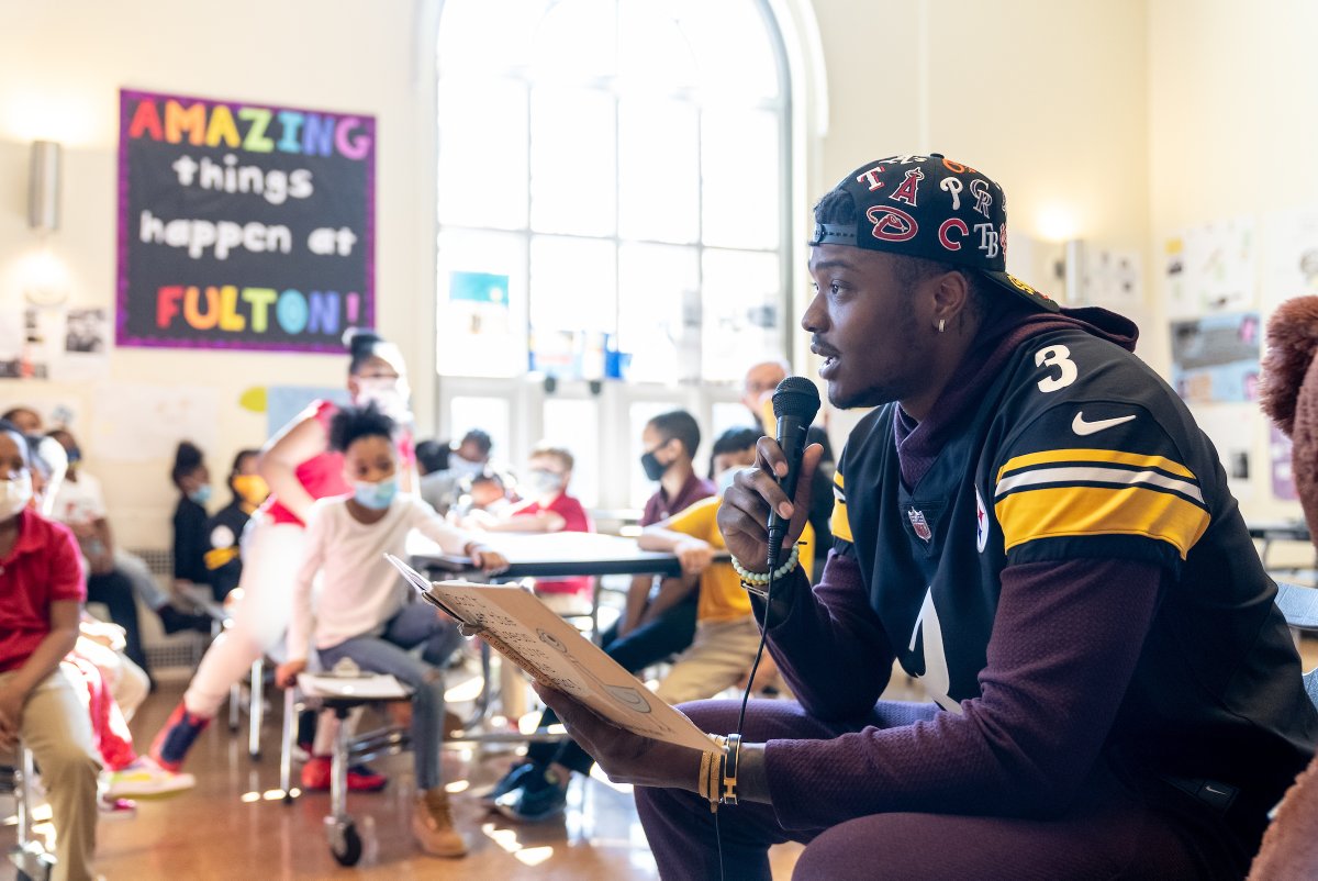 PPSnews's tweet photo. On Wednesday, the @steelers, @dh_simba7, and @ckuntz24 visited Pittsburgh Arlington and Pittsburgh Fulton to read to the classes for #NationalReadAcrossAmericaDay. Thank you, @SteelersCR and Blayre Holmes-Davis, for this special opportunity! #PPSreads #PPSLiteracyWeek2022 https://t.co/lESJ9LY18G
