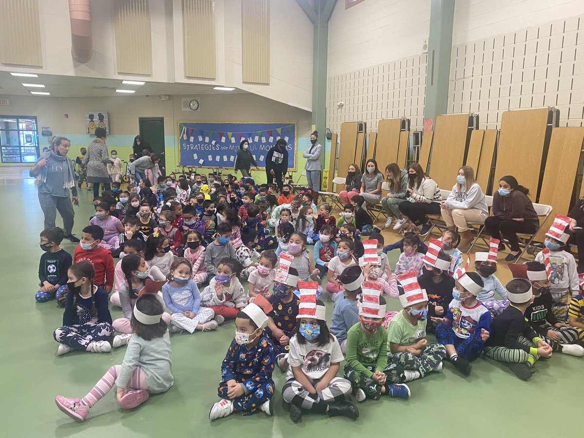 kimsw2871's tweet photo. Great Friday at JMFECLC!! Our kiddos wore PJs and we hosted a book club for the entire school!  We sang Happy Birthday and everyone had cake to celebrate the end of a great week together! #togetherwecan #juntospodemos @LB_SchooIs https://t.co/Tzx679HTgF