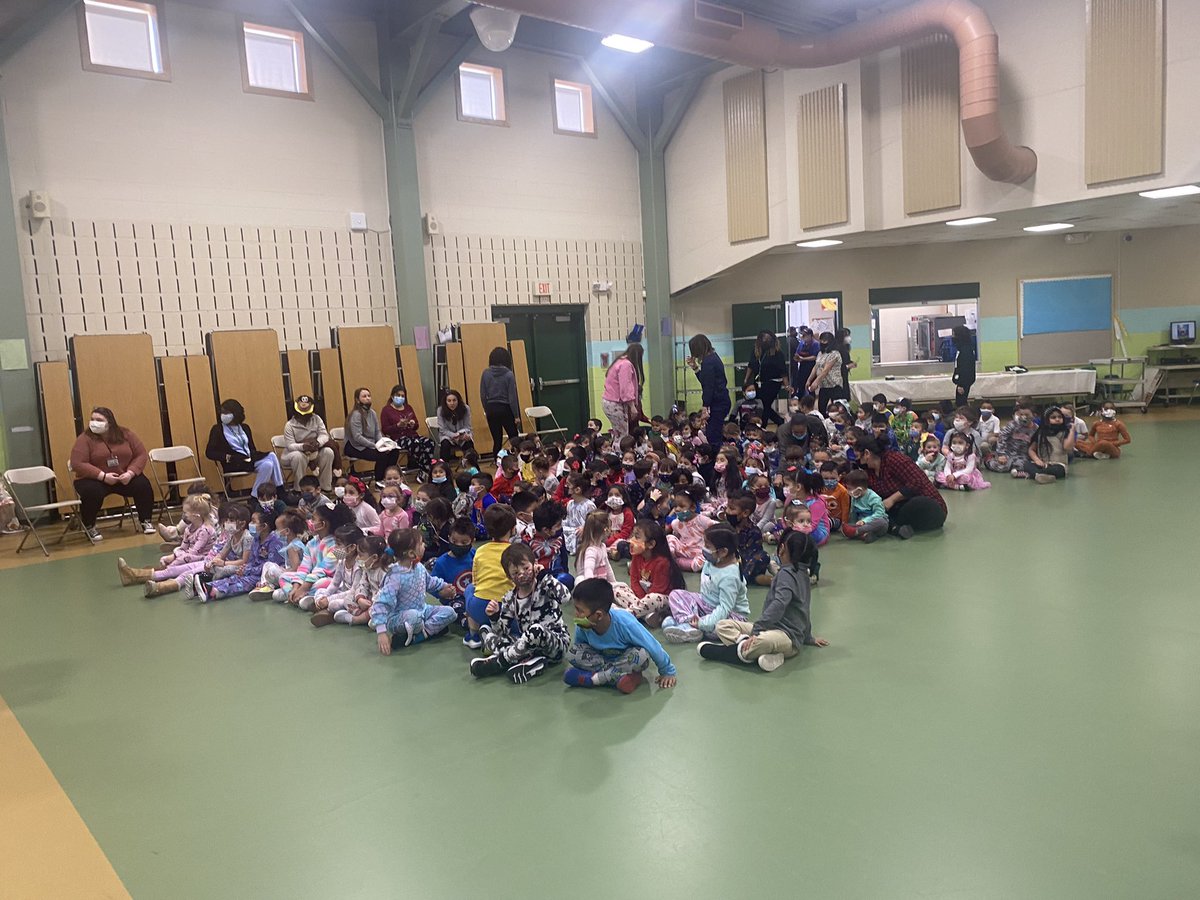 kimsw2871's tweet photo. Great Friday at JMFECLC!! Our kiddos wore PJs and we hosted a book club for the entire school!  We sang Happy Birthday and everyone had cake to celebrate the end of a great week together! #togetherwecan #juntospodemos @LB_SchooIs https://t.co/Tzx679HTgF