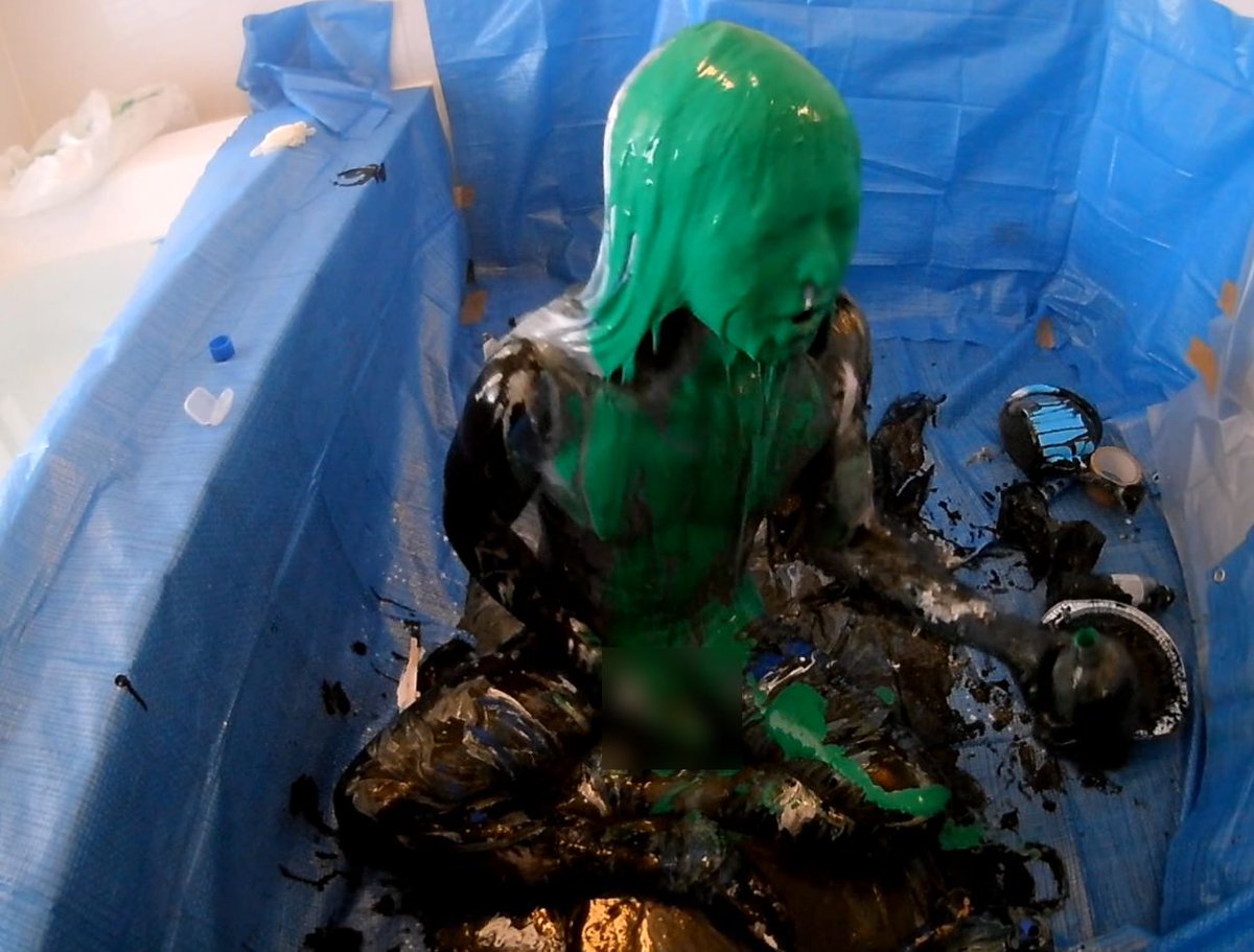 messymessylover's tweet photo. 青ってなんで苦いだろう😢
#messy 
#bodypaint
#WAM https://t.co/yidY2h4DLr