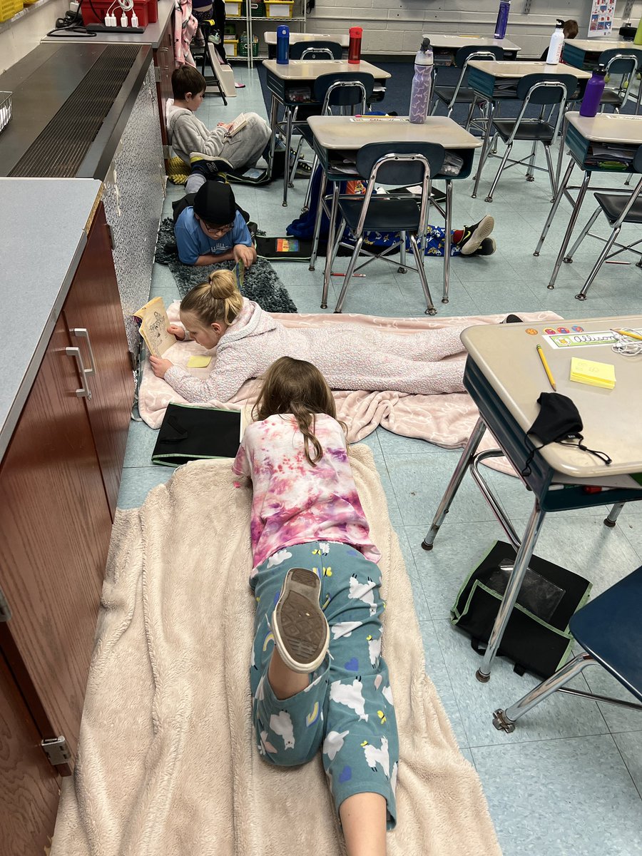 MrsHaskellMc's tweet photo. Books are warm blankets! #rascalsrock https://t.co/uXpK7iKxK4