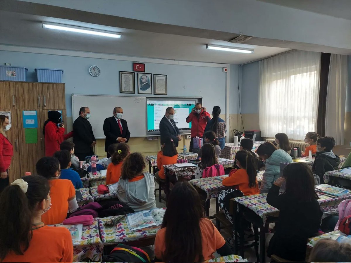 gaziemir_mem's tweet photo. İlçe Kaymakamımız Sayın Dr. Ahmet Süheyl ÜÇER ve İlçe Milli Eğitim Müdürümüz Sayın Ali Musa BİNA 1-7Mart Deprem Haftası kapsamında Türkiye'deki tümokullarda eşzamanlı olarakyapılan DepremAnı ve TahliyeTatbikatı'na katıldı.@izmir_ilmem @MucahitYentur @AliMusaBina @gaziemirkymkmlk https://t.co/KkCss8U9rq