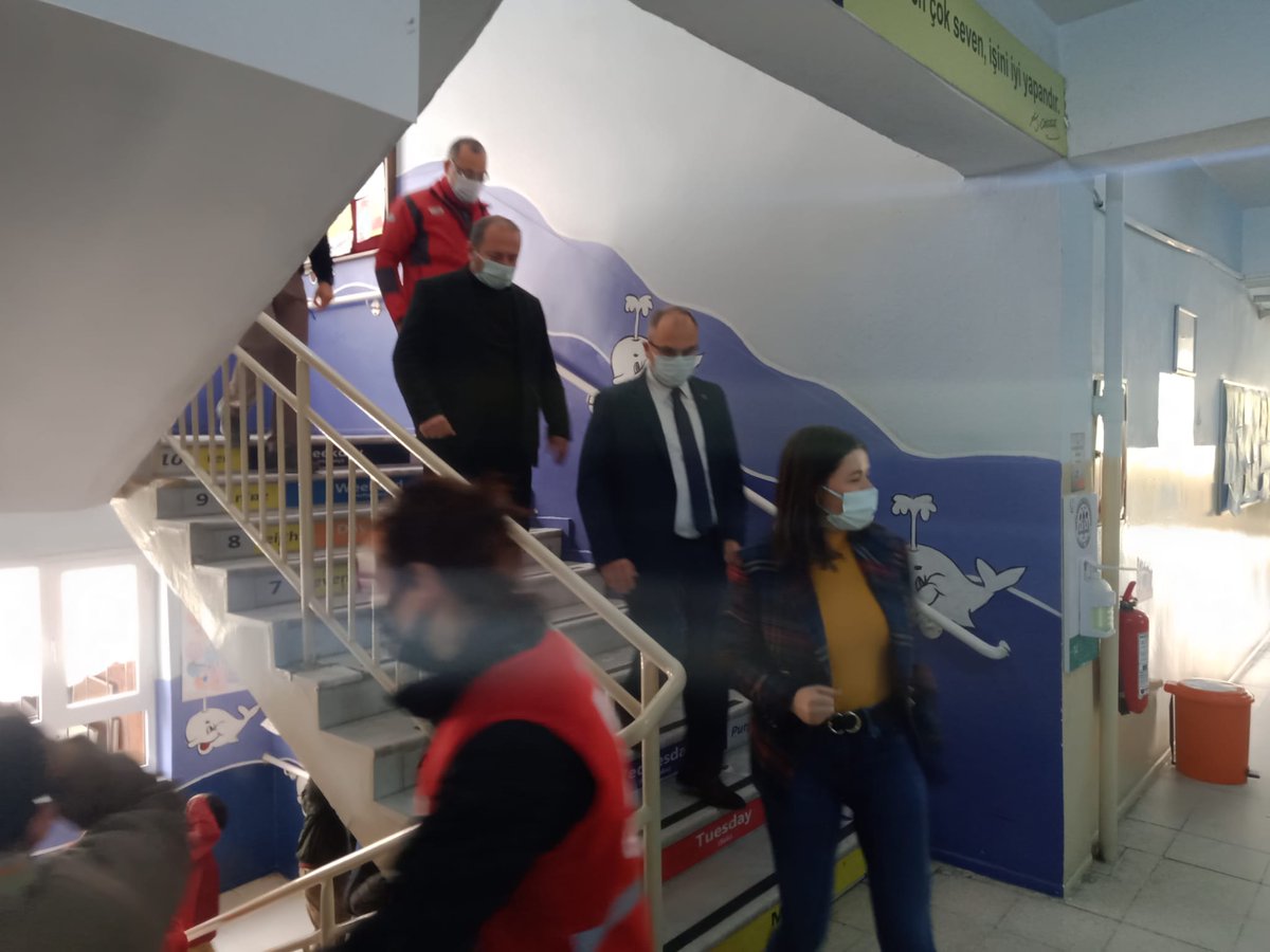 gaziemir_mem's tweet photo. İlçe Kaymakamımız Sayın Dr. Ahmet Süheyl ÜÇER ve İlçe Milli Eğitim Müdürümüz Sayın Ali Musa BİNA 1-7Mart Deprem Haftası kapsamında Türkiye'deki tümokullarda eşzamanlı olarakyapılan DepremAnı ve TahliyeTatbikatı'na katıldı.@izmir_ilmem @MucahitYentur @AliMusaBina @gaziemirkymkmlk https://t.co/KkCss8U9rq