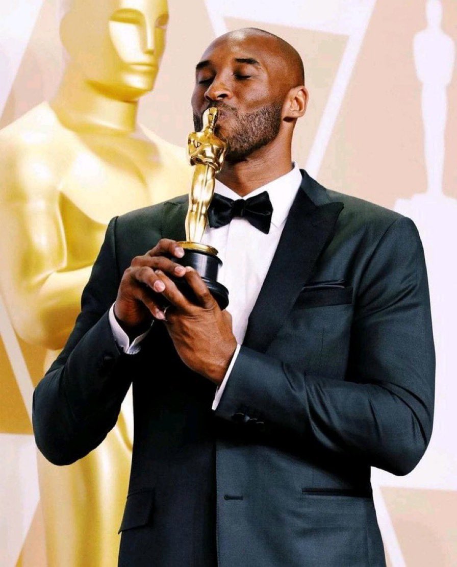 kobemurals's tweet image. 4 years ago today, another trophy for Kobe Bryant 🏆 (2018)
