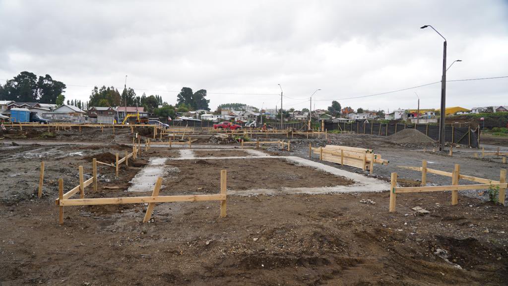 Minvu's tweet photo. ¡#Castro se levanta! 💪🏠 

Ministro @FelipeWard, subsecretario @GuilleRolandoV, DPR @geisse_carlos, gobernador @pvallespin y alcalde @Juaneduardoconc, dieron inicio a la reconstrucción de las primeras 49 viviendas afectadas por el megaincendio. @DesafioChile @ConsejoSalmon https://t.co/7601qWX18S