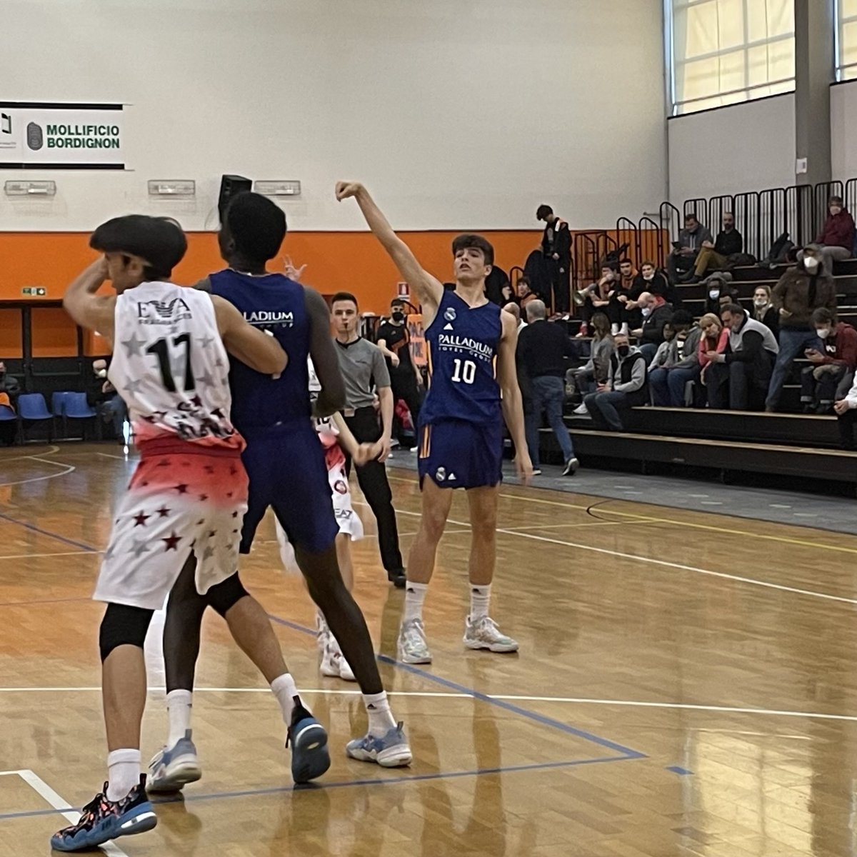 Already impressed by Hugo Gonzalez (‘06) yesterday, it’s even better today. Show différents kinds of things, shooting, passing skills, IQ, calm. It will be interesting to see him play this summer with Spain. #PlayForPassion