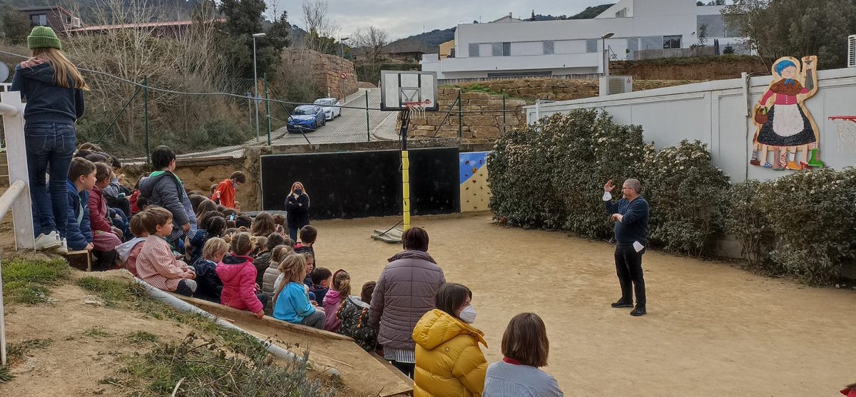 EscolaOrrius's tweet photo. Avui hem tallat la pota de la Vella Quaresma i, per fi, de forma presencial! 
Un any més aquesta ens posa a prova amb els seus enigmes @SSTTMVO @innovamat_cat #orrius i gaudint tots junts de la grada que ens van fer mares i pares! Gràcies #AFI https://t.co/0nm5ySwXQ4