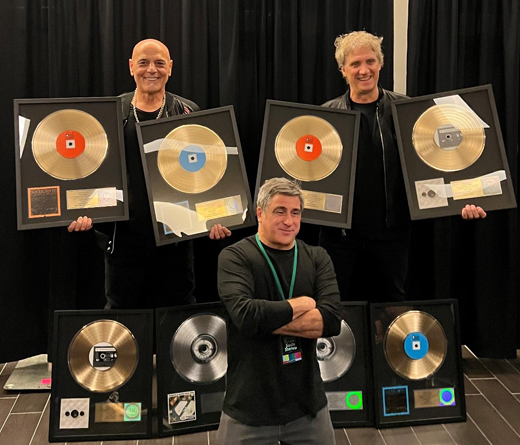 RadioVida19's tweet photo. Discos de Platino y Oro para @sodastereo https://t.co/TU6QUYiAGq