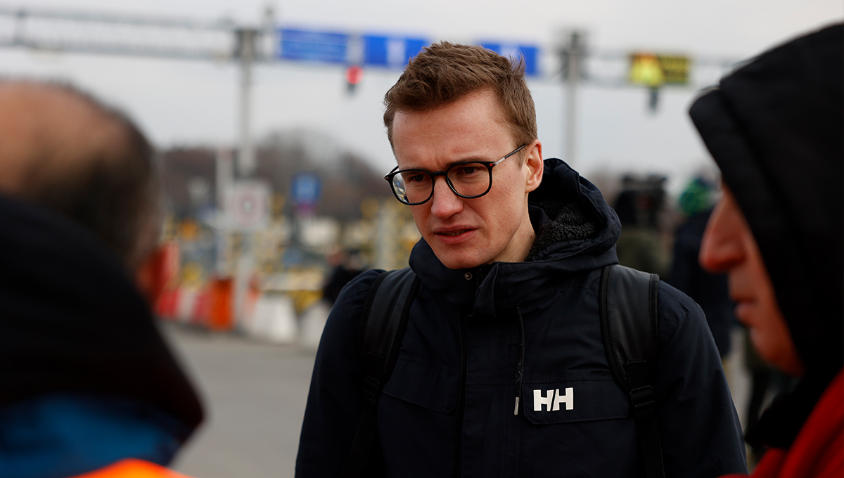 Der Grüne Bundestagsabgeordnete Julian Pahlke unterhält sich an der polnisch-ukrainischen Grenze mit geflüchteten Menschen aus der Ukraine.