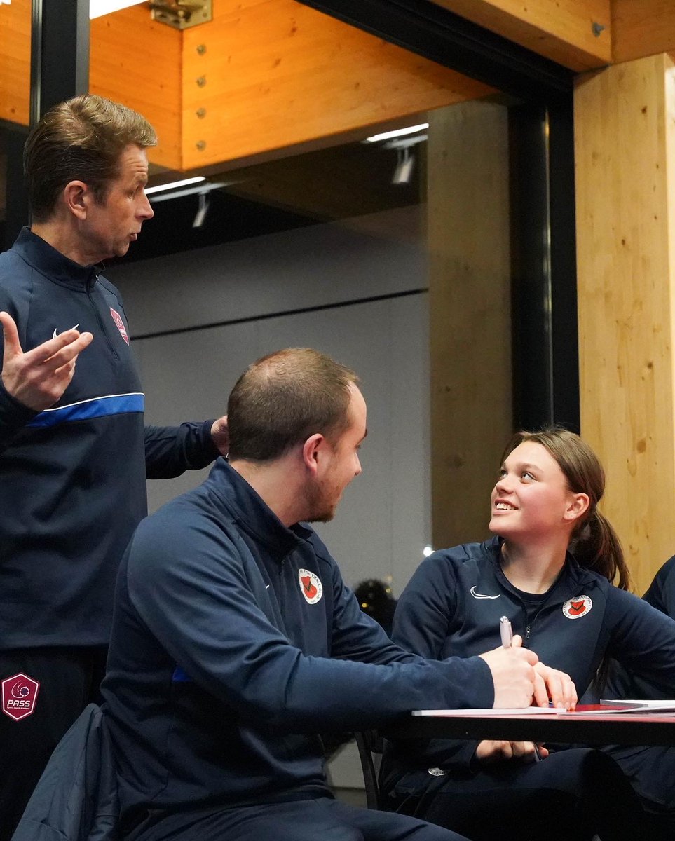 Gisteren zijn we gestart met de Advanced Opleiding bij <a href="/AFC_Amsterdam/">A.F.C. Amsterdam</a> in het mooie clubhuis. Met een groep van 18 selectietrainers jeugd hebben we het gehad over de AFC waarden, en hoe die te vertalen naar het team.
 #coaching #sportcoaching #teamontwikkeling #teamdevelopment