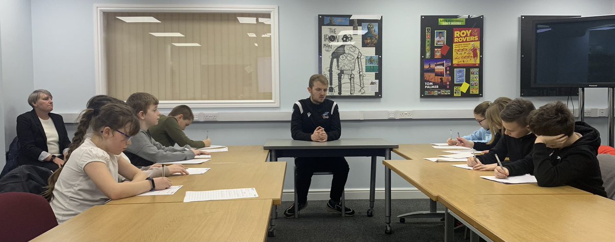 StudyUnitedFC's tweet photo. Huge thanks for @SUFCOfficial @JaiRowe7 @MasonOmalley08 and @jamesiron95 who kindly came to the study centre to be interviewed by our @grangelanejr pupils this week, as part of their Supporter 2 Reporter programme @NorthLincsCNews @NLincsLitTrust https://t.co/HDMtEIUbKj