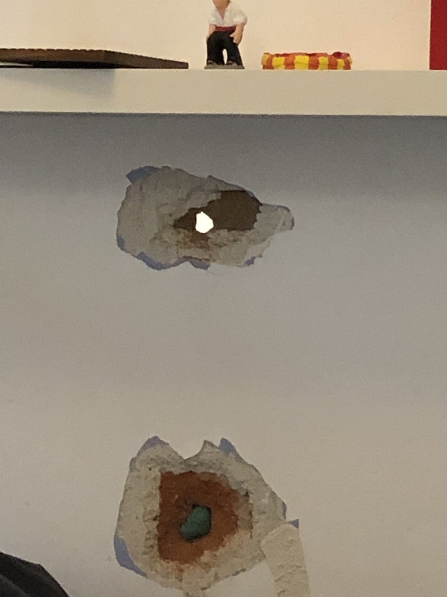 clareta___'s tweet image. qué tal el viernes chicos? yo acabo de llegar a mi casa y resulta que los de la obra del vecino me han agujereado la pared 🥰