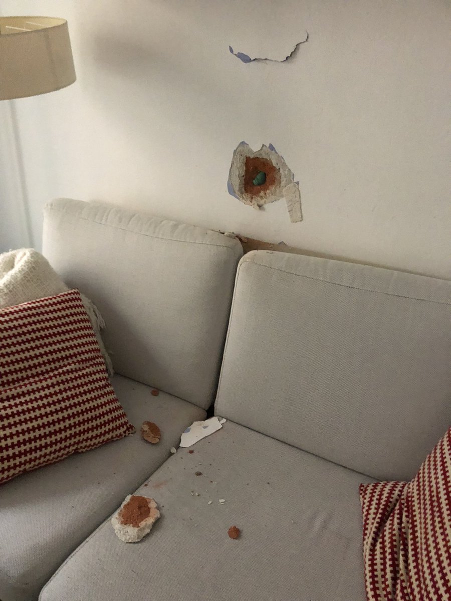 clareta___'s tweet image. qué tal el viernes chicos? yo acabo de llegar a mi casa y resulta que los de la obra del vecino me han agujereado la pared 🥰