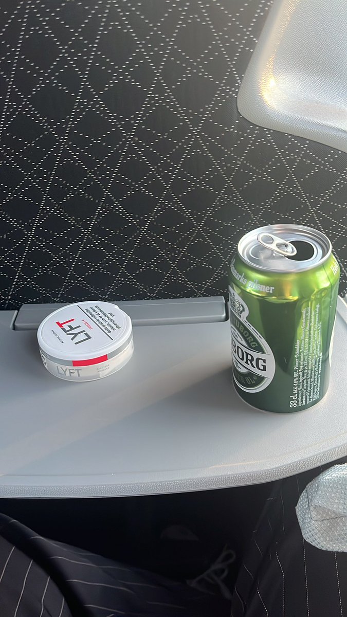 ViktorRIPX's tweet photo. Min kost på busturen. Desværre missede lærling @chokokiksen  bussen så han skal ikke med. Håber du holder biksen køre de imens vi er væk.
Anyways, nu kalder det en god uge med ski og liderlige piger på pisten.
- Sammen med: @BonkyBitchFace @samthesimp69 @Lynetmckyhn @Viggopiksved https://t.co/k3JuUDJRp5