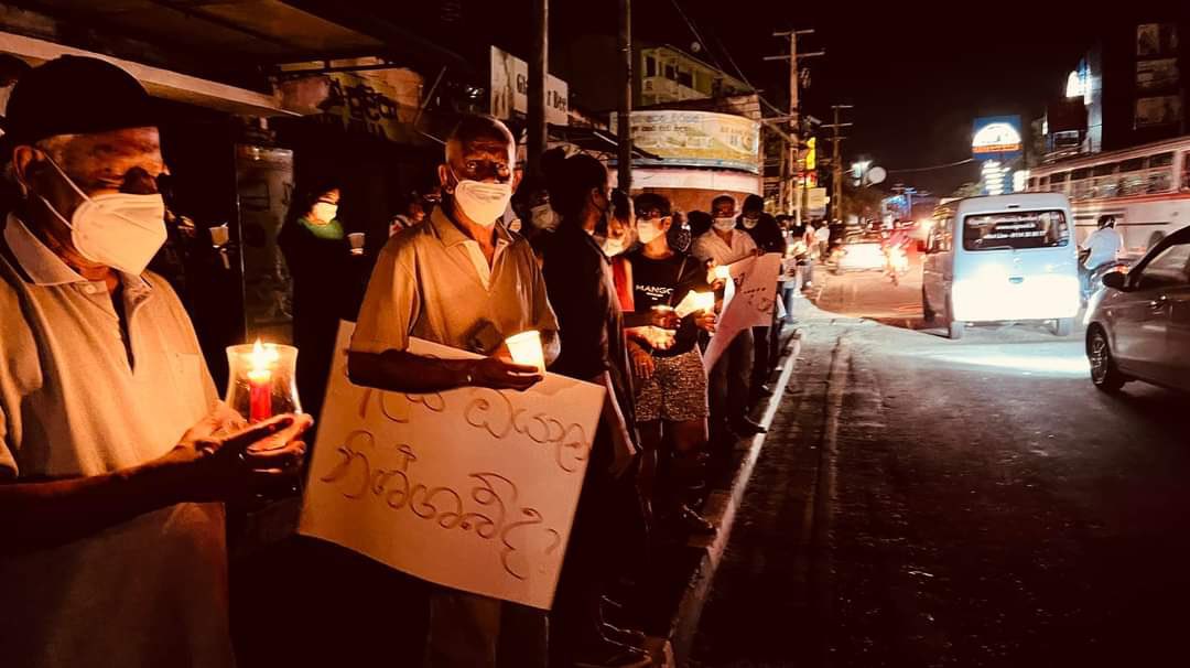 EmDeeS11's tweet photo. Day 4 of the Kohuwela Protest - growing daily, with a crowd of 100+ today! Do keep coming out &amp; org protests in your own areas! We need to keep protesting. Keep making a noise. We need to save our country whilst there’s still something left to be saved! 

#SLinCrisis
#LKinCrisis https://t.co/BWur4JK2H6