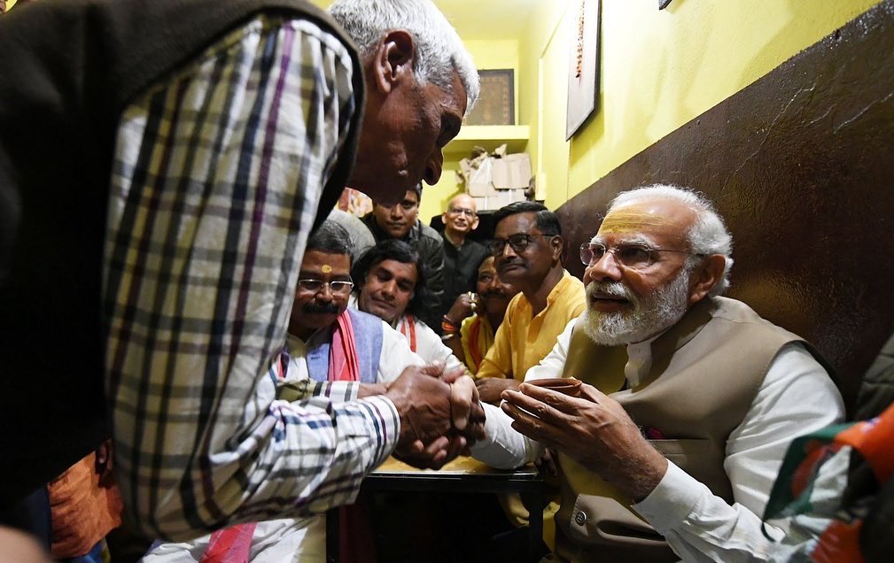 Varadharajanbjp's tweet photo. People's PM our beloved @narendramodi having tea with people at Varanasi today 🙏. https://t.co/82xE60YnME