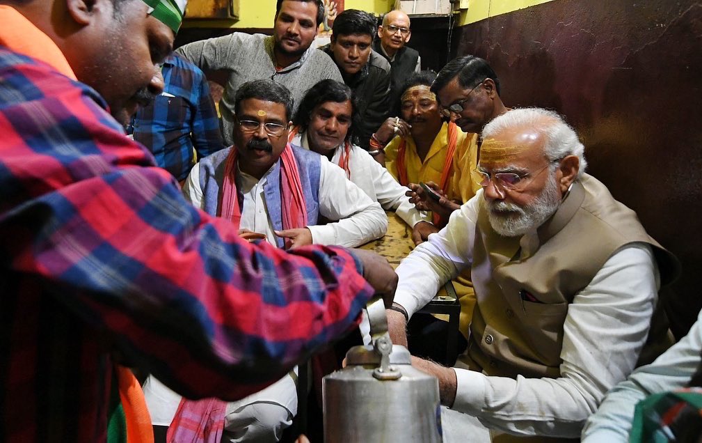 Varadharajanbjp's tweet photo. People's PM our beloved @narendramodi having tea with people at Varanasi today 🙏. https://t.co/82xE60YnME