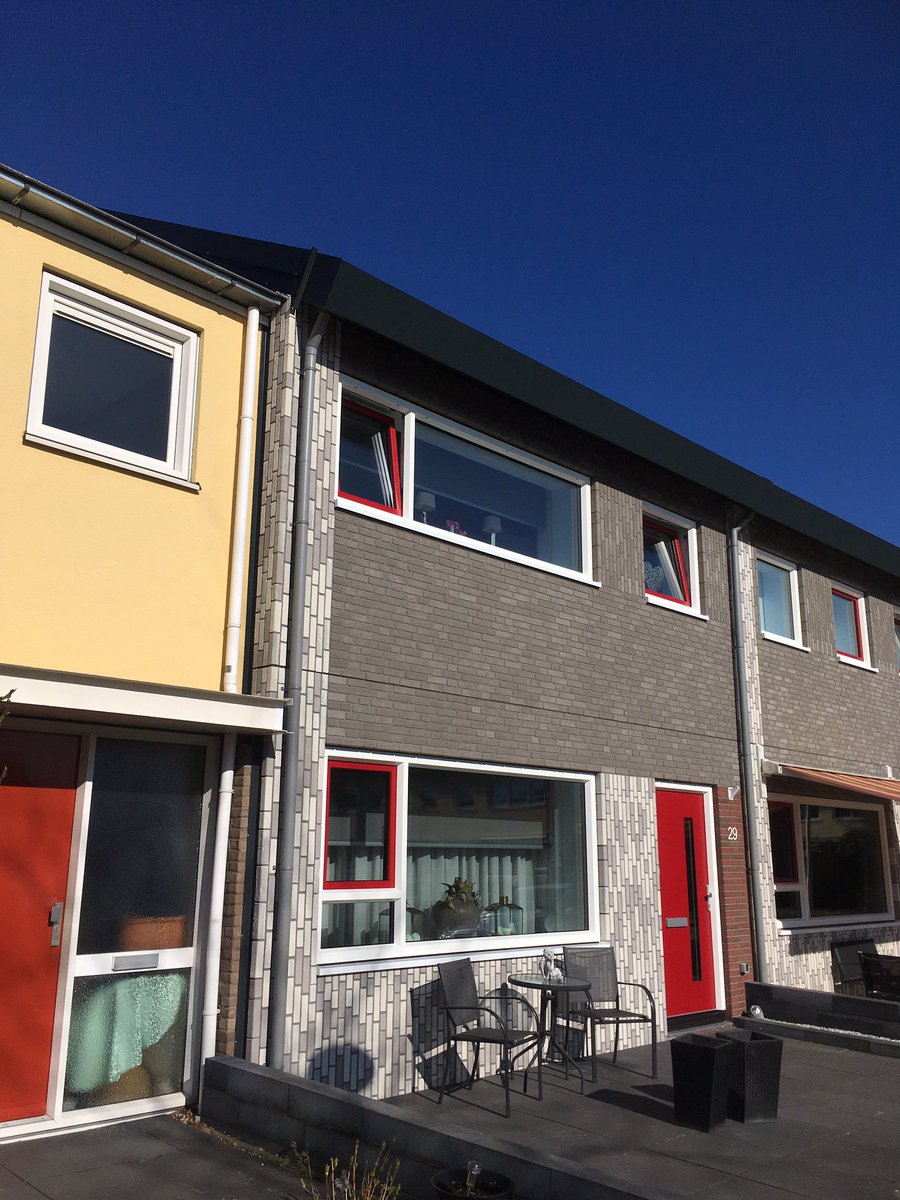 Vandaag na #novito van <a href="/napnijenhuis/">Niek Nijenhuis</a> en #blokjeopnieuw van <a href="/DuraVermeer/">Dura Vermeer</a> @Welbions nog even de diepte in bij de modelwoning van @InduZero in #enschede met Ulla-Britt Krämer van de <a href="/ProvOverijssel/">Provincie Overijssel</a>. Wat een innovatie in #overijssel!! <a href="/De_Woonkeuken/">De Woonkeuken</a>