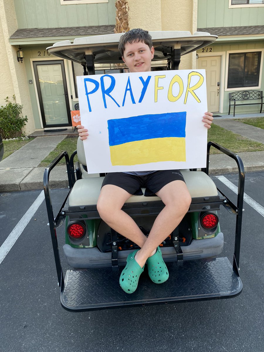 BrandonsRainbow's tweet photo. #StandWithUkraine️ #StopTheWar #TeamBrandon https://t.co/i5VnMqZtpx