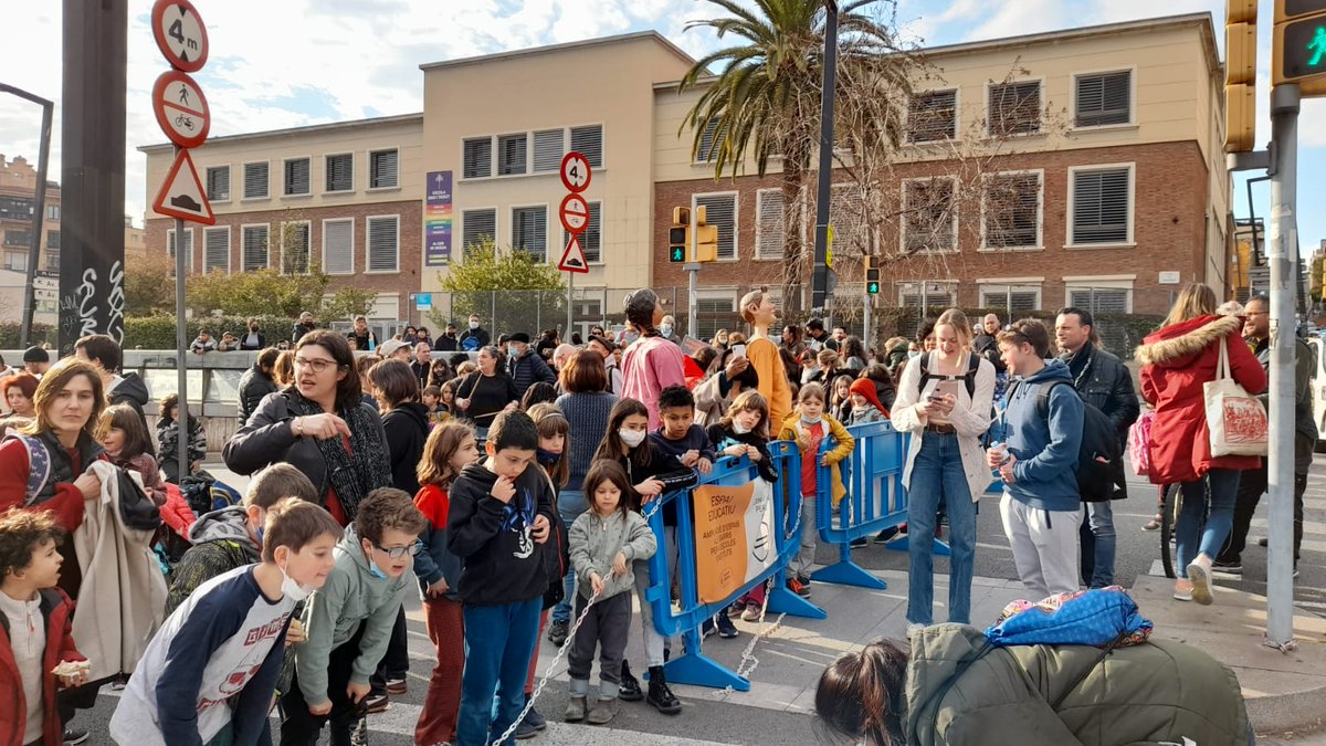 AFASomRius's tweet photo. ⚠️ Exigim solucions urgents ⚠️

L'escola Rius i Taulet necessitem un entorn pacificat i segur ✊🏾

Avui hem tallat TOTA la travessera de Dalt. I ho farem tants cops com calgui fins que @Bcn_Gracia @BCN_Mobilitat aporteu solucions.

Gràcies a tot el veïnat que us hi heu sumat 👏🏽👏🏽 https://t.co/EJzR7H5Kjv