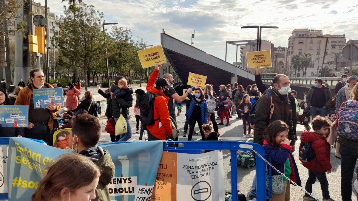 AFASomRius's tweet photo. ⚠️ Exigim solucions urgents ⚠️

L'escola Rius i Taulet necessitem un entorn pacificat i segur ✊🏾

Avui hem tallat TOTA la travessera de Dalt. I ho farem tants cops com calgui fins que @Bcn_Gracia @BCN_Mobilitat aporteu solucions.

Gràcies a tot el veïnat que us hi heu sumat 👏🏽👏🏽 https://t.co/EJzR7H5Kjv