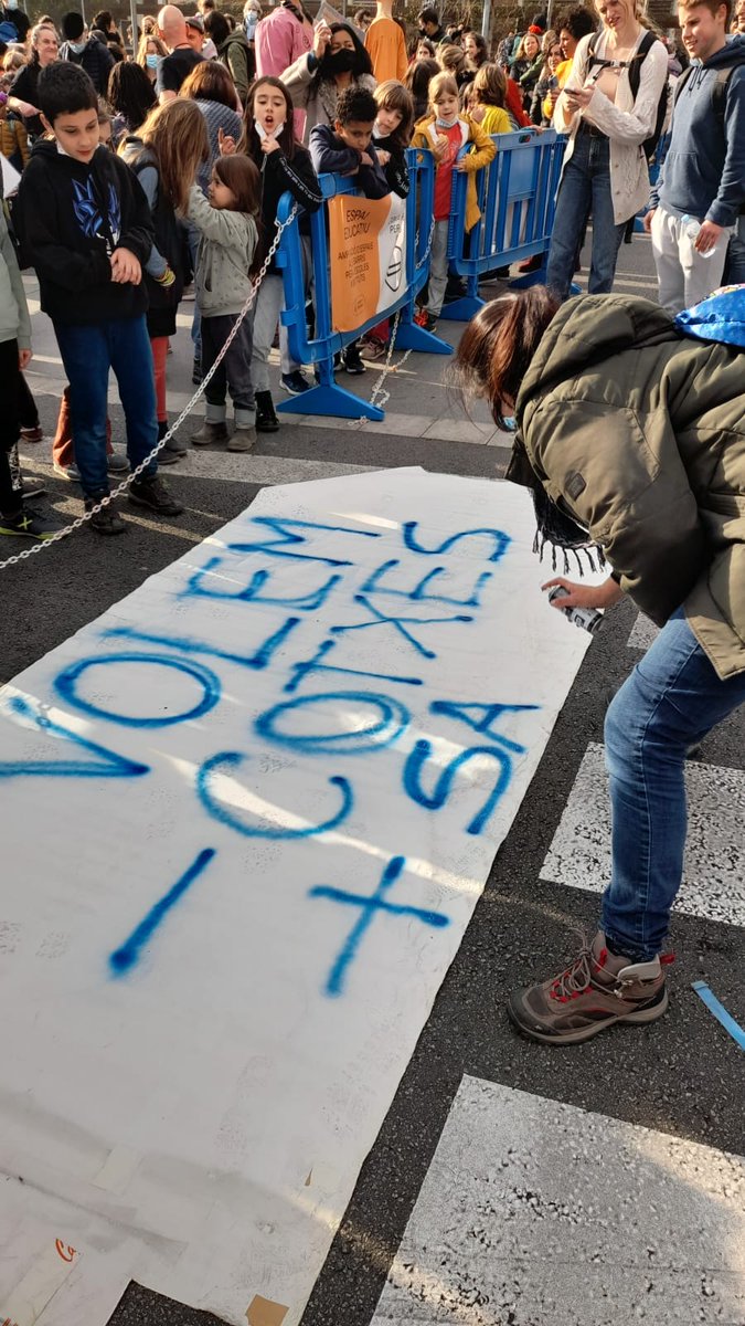 AFASomRius's tweet photo. ⚠️ Exigim solucions urgents ⚠️

L'escola Rius i Taulet necessitem un entorn pacificat i segur ✊🏾

Avui hem tallat TOTA la travessera de Dalt. I ho farem tants cops com calgui fins que @Bcn_Gracia @BCN_Mobilitat aporteu solucions.

Gràcies a tot el veïnat que us hi heu sumat 👏🏽👏🏽 https://t.co/EJzR7H5Kjv