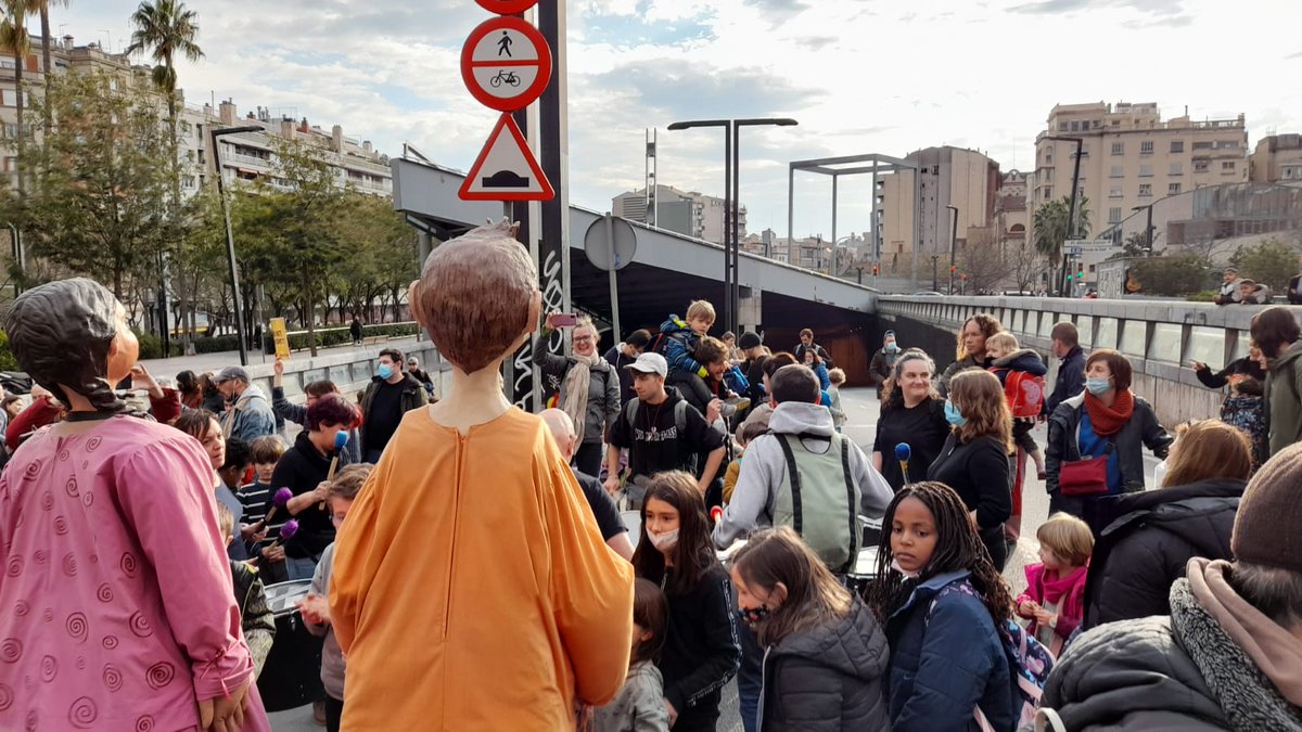 AFASomRius's tweet photo. ⚠️ Exigim solucions urgents ⚠️

L'escola Rius i Taulet necessitem un entorn pacificat i segur ✊🏾

Avui hem tallat TOTA la travessera de Dalt. I ho farem tants cops com calgui fins que @Bcn_Gracia @BCN_Mobilitat aporteu solucions.

Gràcies a tot el veïnat que us hi heu sumat 👏🏽👏🏽 https://t.co/EJzR7H5Kjv