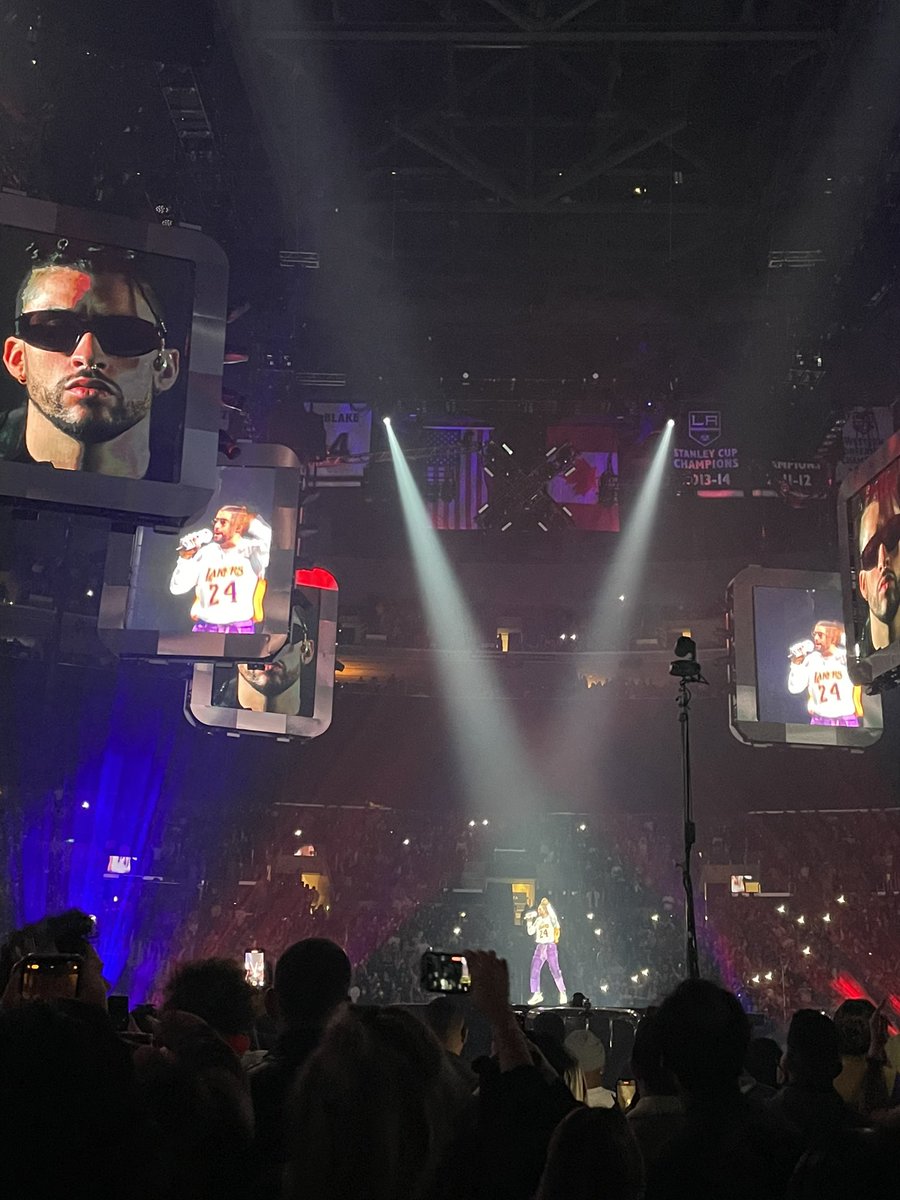 sandie_ox's tweet photo. @sanbenito #ElUltimoTourDelMundo night #1 at staples center &amp; night #2 at the forum 😍🤩🥺❤️🤪 https://t.co/id2MOQuuiH