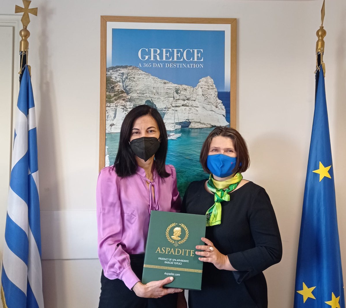 OlympiaAnast's tweet photo. Mε την Πρέσβη της Σλοβακίας στην Ελλάδα,κα. Iveta Hricova.Κατά τη διάρκεια της συνάντησης τέθηκαν οι βάσεις για το πλαίσιο συνεργασίας αναφορικά την προαγωγή του τουρισμού & την σύσταση #action_plan από το #μνημόνιο_συνεργασίας που έχει υπογραφεί μεταξύ των δύο χωρών. https://t.co/osj8i4Thbv