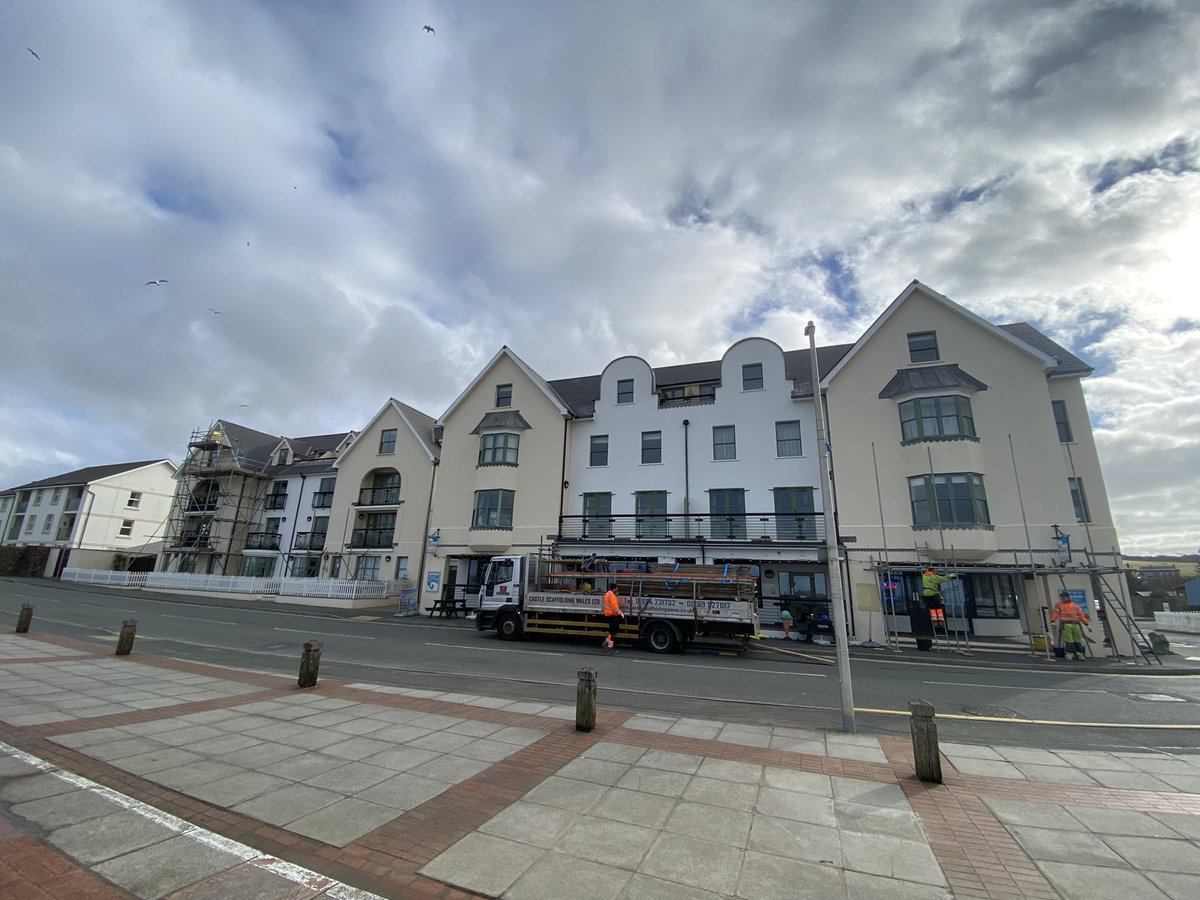 Emergency scaffolding works being completed down Haverfordwest due to roof damage. Big thanks to <a href="/castlescaff/">Castle Scaffolding</a> 👍🏻 #Construction