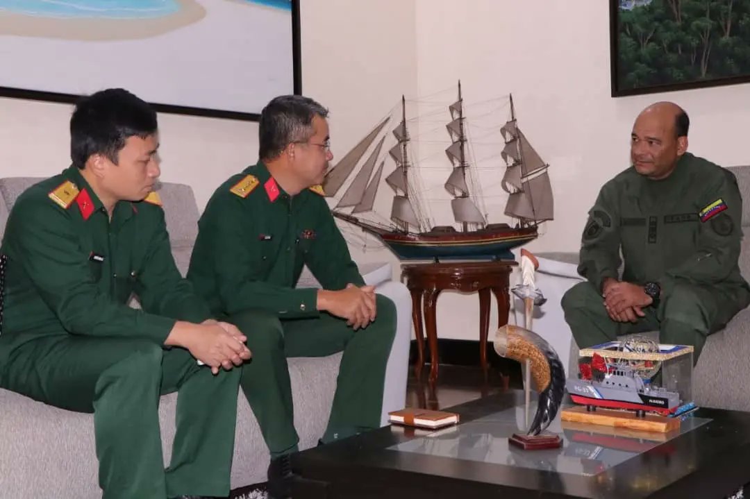 ArmadaFANBVzla's tweet photo. #Hoy || El Cmdte Gral de la @ArmadaFANBVzla
Alm. @Alexjvb44
recibió al Coronel Superior, Vu The Trung, Agregado de Defensa ante la República Socialista de Vietnam, con la finalidad de afianzar la cooperación estratégica en materia de Seguridad y Defensa. @NicolasMaduro https://t.co/uOhB8AMsb4