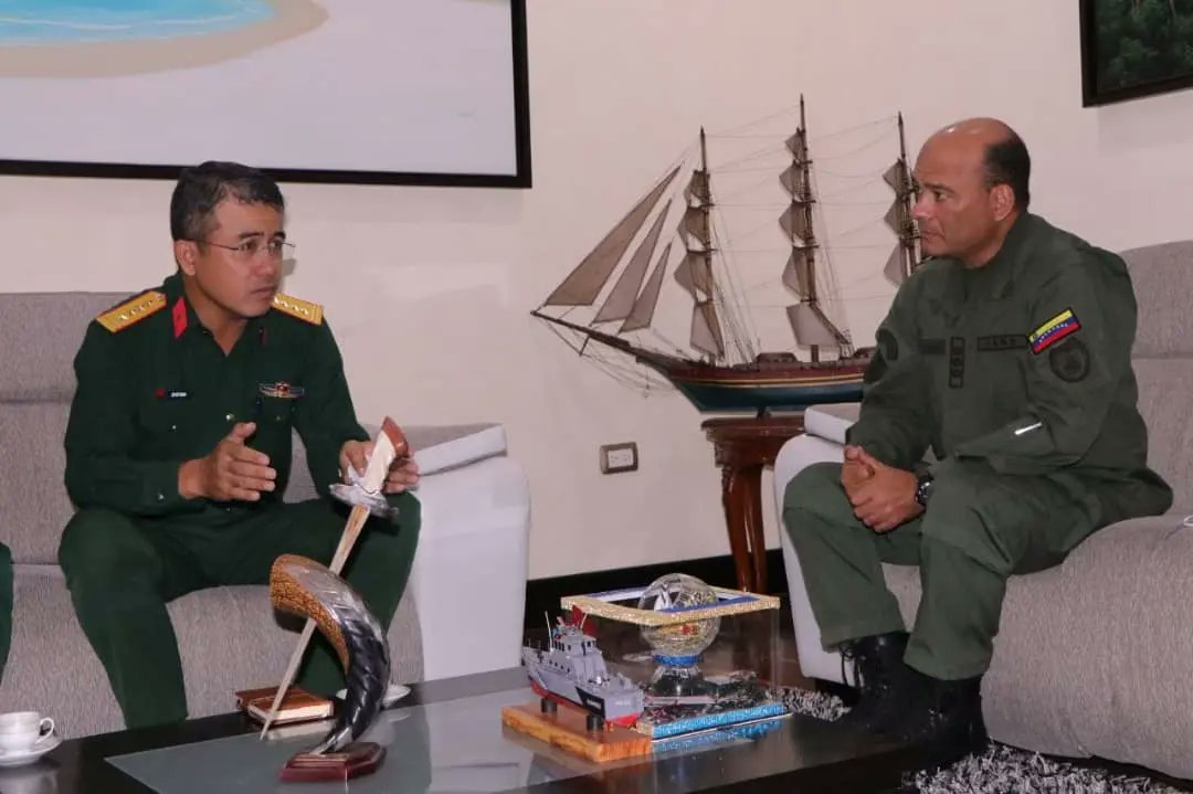 #Hoy || El Cmdte Gral de la <a href="/ArmadaFANBVzla/">Armada_ve</a>
Alm. <a href="/Alexjvb44/">Alm Alexander José Velásquez Bastidas</a>
recibió al Coronel Superior, Vu The Trung, Agregado de Defensa ante la República Socialista de Vietnam, con la finalidad de afianzar la cooperación estratégica en materia de Seguridad y Defensa. <a href="/NicolasMaduro/">Nicolás Maduro</a>