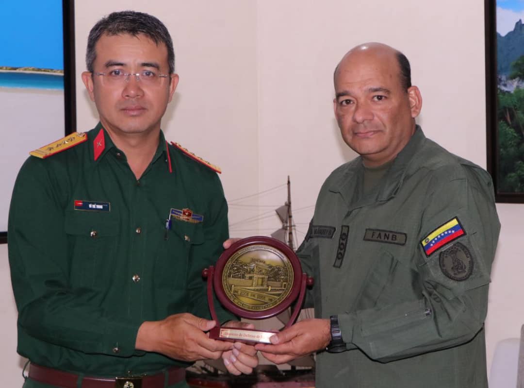 ArmadaFANBVzla's tweet photo. Durante el encuentro el Primer Timonel del Componente Naval, reconoció la valentía del Pueblo Vietnamita, como ejemplo de dignidad para el resto del mundo, destacó además, la importancia de las alianzas entre Ambas Naciones. @NicolasMaduro https://t.co/5y4SBYhA5f