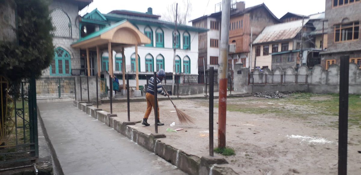 SMC_Sanitation's tweet photo. #Sanitation drive was held at #Kalashpora Shrine, Zaina Kadal (Ward No.06) and its adjoining areas, in View of #Friday following #Mehraj-Un-Nabi(SAW).
#6RCampaign #MyCleanSrinagar
@PMOIndia @OfficeOfLGJandK @MoHUA_India @SwachhBharatGov @Junaid_Mattu @AtharAamirKhan @SMC_Srinagar https://t.co/yDJKM7RVDJ