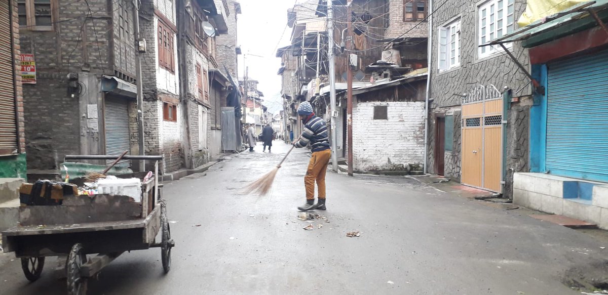 SMC_Sanitation's tweet photo. #Sanitation drive was held at #Kalashpora Shrine, Zaina Kadal (Ward No.06) and its adjoining areas, in View of #Friday following #Mehraj-Un-Nabi(SAW).
#6RCampaign #MyCleanSrinagar
@PMOIndia @OfficeOfLGJandK @MoHUA_India @SwachhBharatGov @Junaid_Mattu @AtharAamirKhan @SMC_Srinagar https://t.co/yDJKM7RVDJ