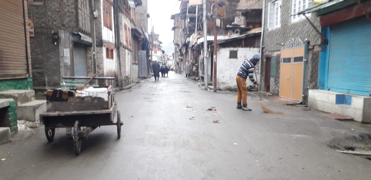 SMC_Sanitation's tweet photo. #Sanitation drive was held at #Kalashpora Shrine, Zaina Kadal (Ward No.06) and its adjoining areas, in View of #Friday following #Mehraj-Un-Nabi(SAW).
#6RCampaign #MyCleanSrinagar
@PMOIndia @OfficeOfLGJandK @MoHUA_India @SwachhBharatGov @Junaid_Mattu @AtharAamirKhan @SMC_Srinagar https://t.co/yDJKM7RVDJ